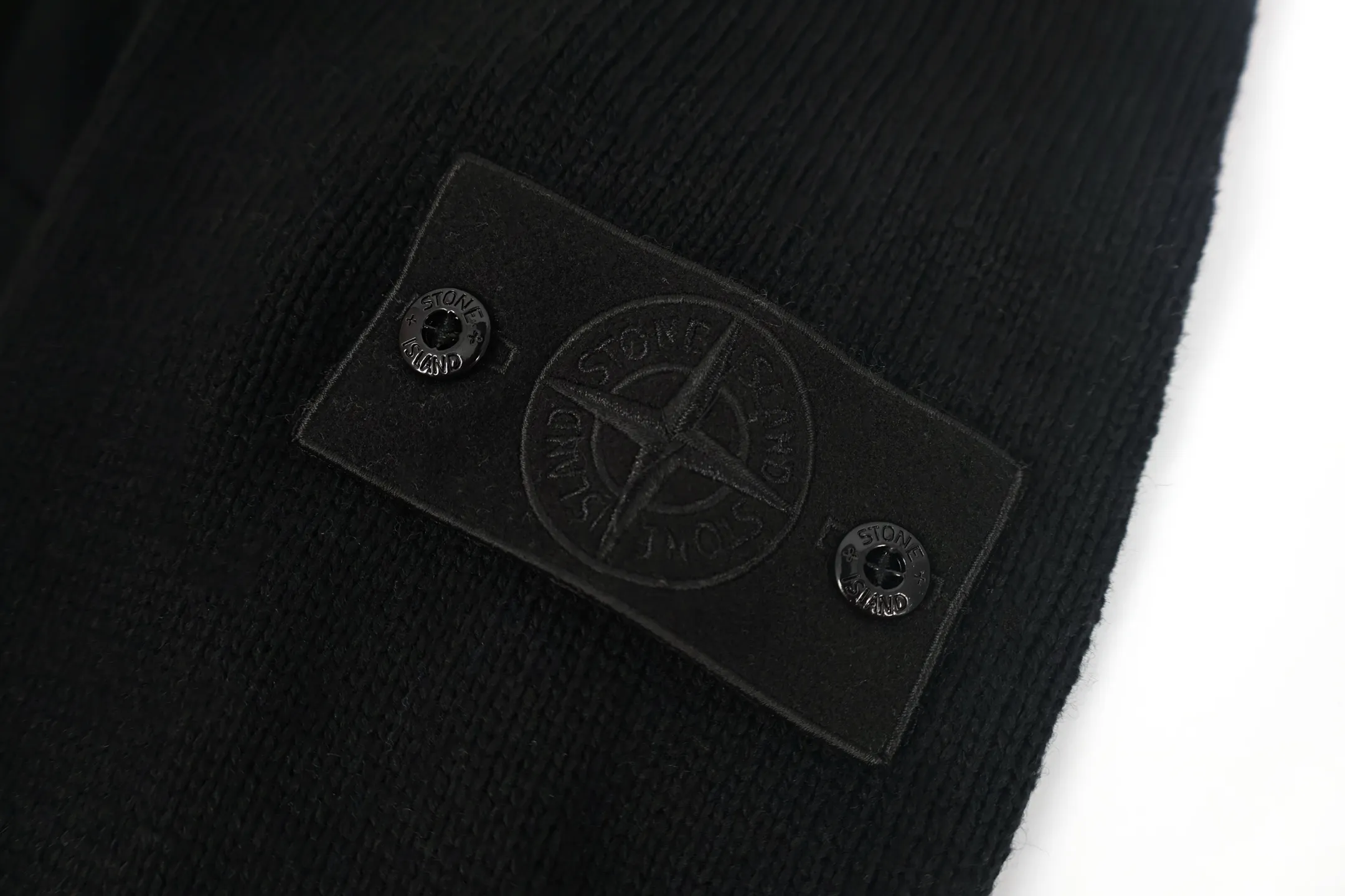 🅿️560 [Exclusive supply] Stone island zipper knitted jacket is made of merino wool fabric. This wool has 78% wool content, which is a wool yarn with ultra-high wool content. The loom-finished clothes contain 22% cotton, making the clothes more suitable for the upper body. The armband is made with Tajima embroidery machine several times and modified before the final version is produced. Size:S-M-L-XL